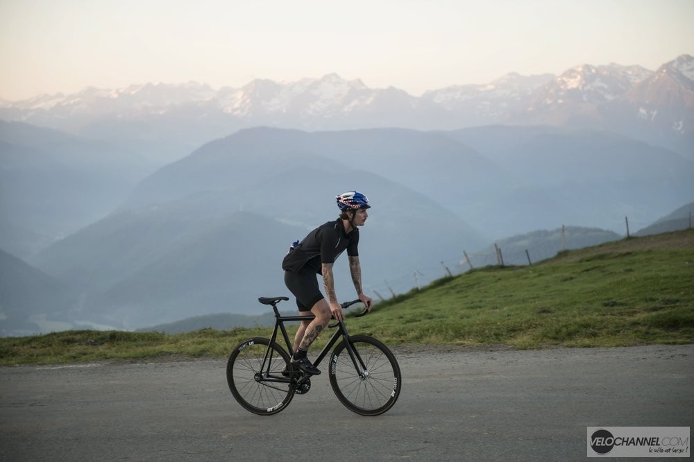 patrick-seabase-fixie-col-aspin-sommet-pyrenees_red_bull_assos_DT_Swiss