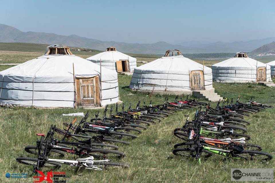 Genco_Mongolia_Bike_Challenge_yourte_VTT