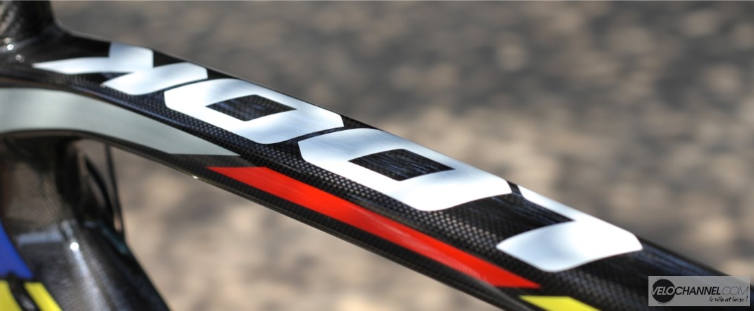 cadre-look-carbone-logo