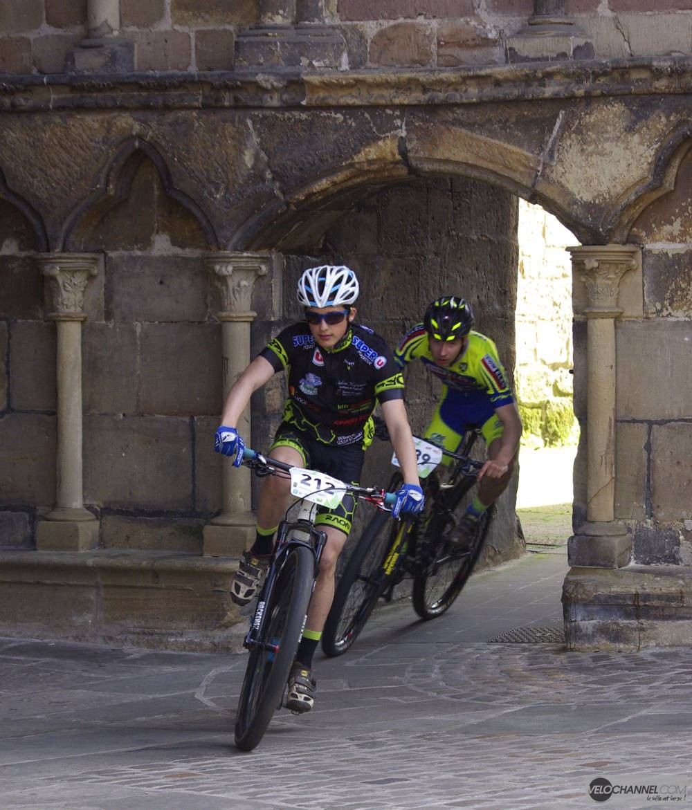 deux cyclistes à la basilique d'Epinal