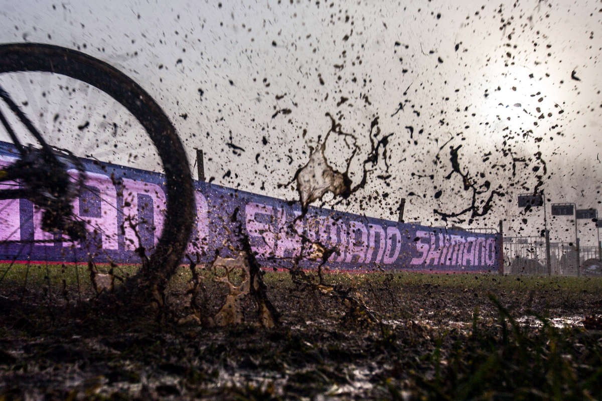 éclaboussures de cyclo-cross sur fond de bannières Shimano