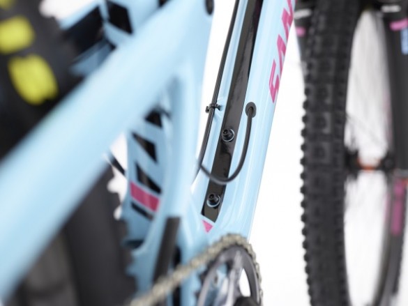 Santa-Cruz-650B-Nomad-Internal-Cable-Routing-Ports-600x450-585x439